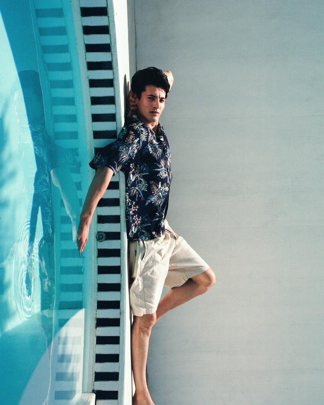 アロハシャツを着ている男性