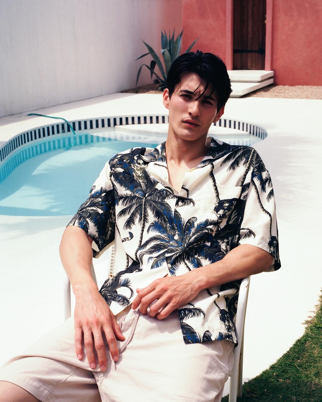 白のアロハシャツを着ている男性