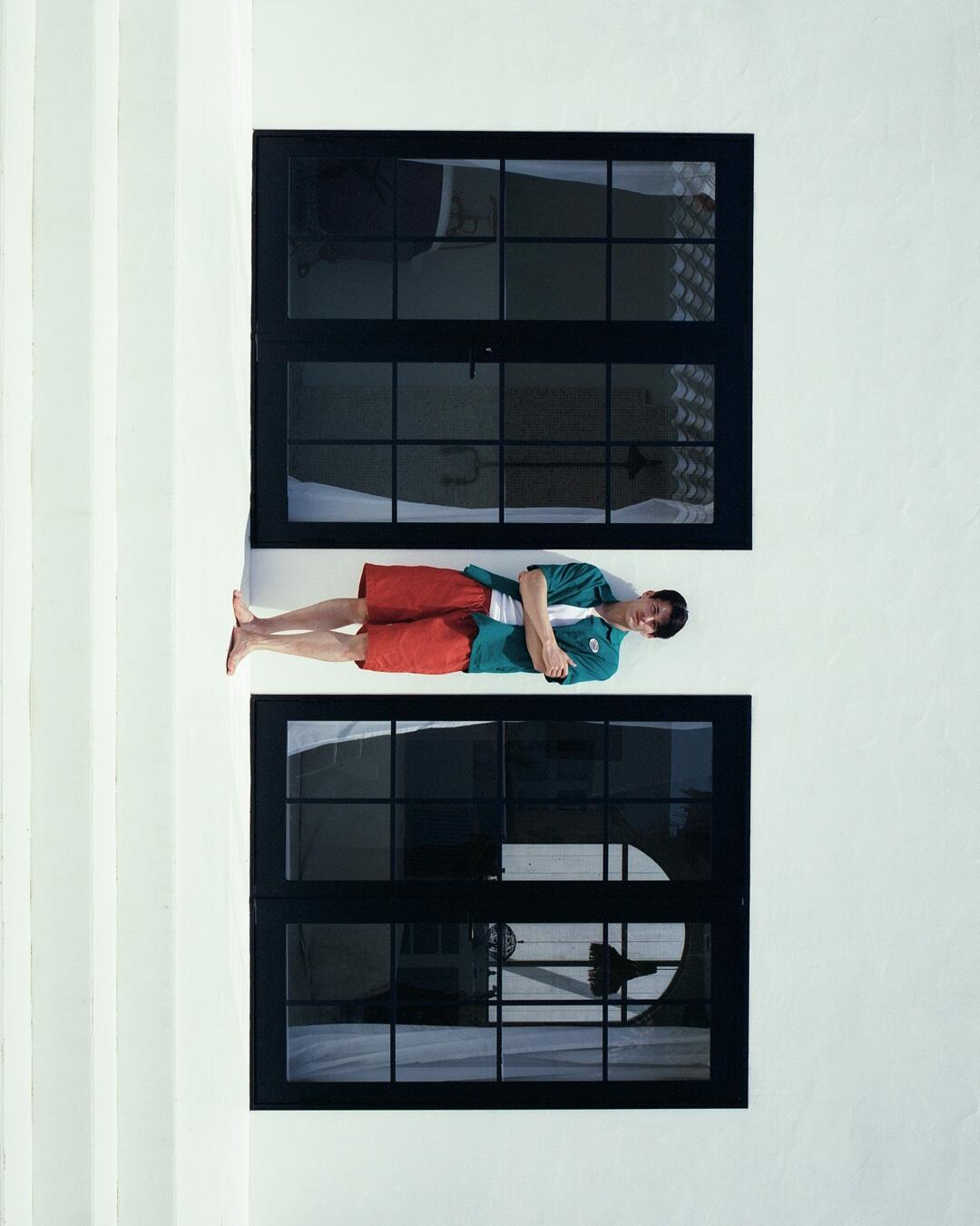 緑のワークシャツを着ている男性